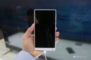 Xiaomi Mi Mix Putih Hadir di CES 2017